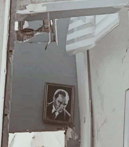 Yıkılan binaların duvarlarındaki Atatürk fotoğrafları duygulandırdı 5