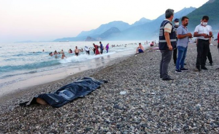 Tatilcileri denizden çıkan ceset bile durdurmadı! Denize girmeye devam ettiler