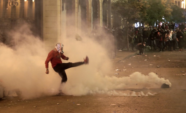 Lübnan'da bu sefer öfke patlaması! Protestocular Dışişleri Bakanlığı'na girdi
