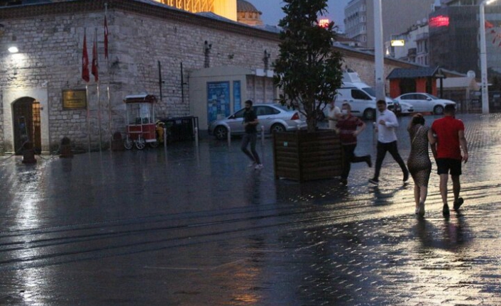 İstanbullular güne yağmurla uyandı