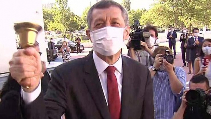 Bakan Selçuk ilk ders zilini ‘uzaktan çaldı