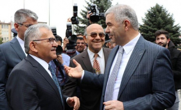 AKP’li başkan, koltuğu devrettiği AKP’li belediye başkanını topa tuttu!