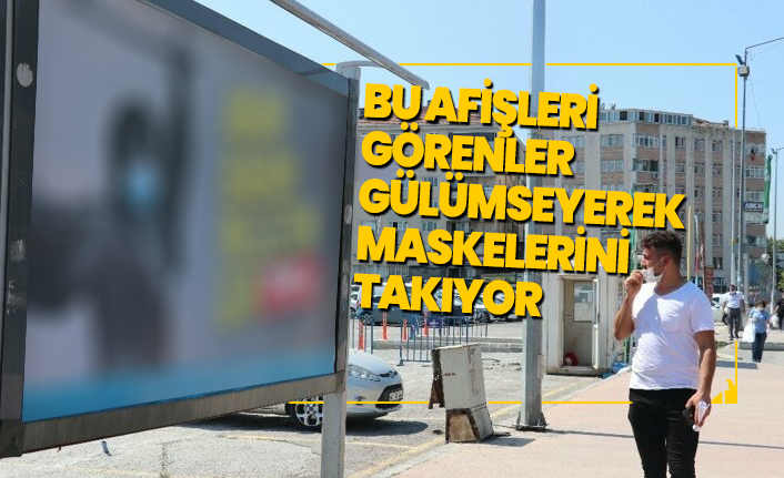Bu afişleri görenler gülümseyerek maskelerini takıyor
