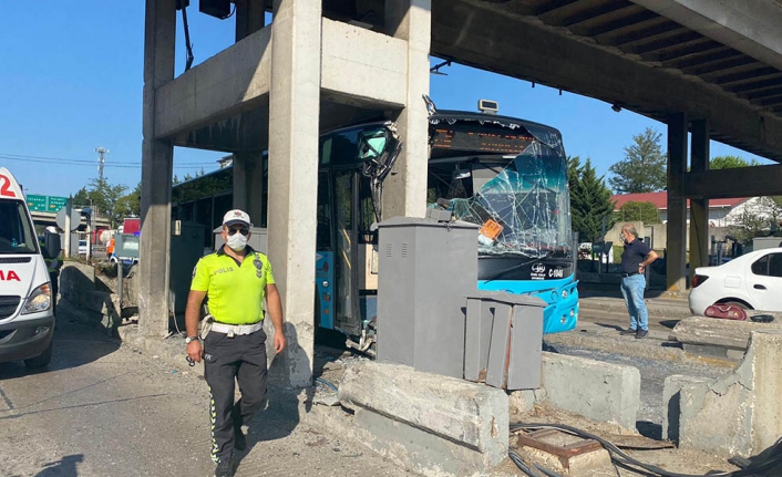 Pendik'te Kurtköy gişelere özel halk otobüsü çarptı, 24 yaralı