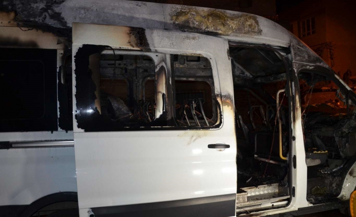 Diyarbakır Bağlar Belediyesi’ne ait servis aracı kundaklandı