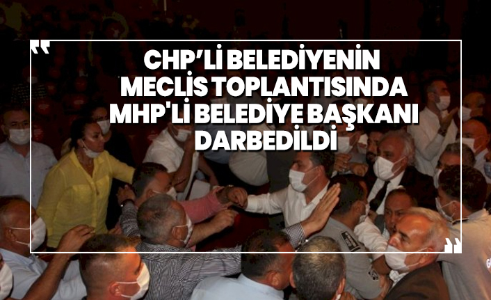 CHP’li Belediyenin  Meclis toplantısında MHP'li belediye başkanı darbedildi