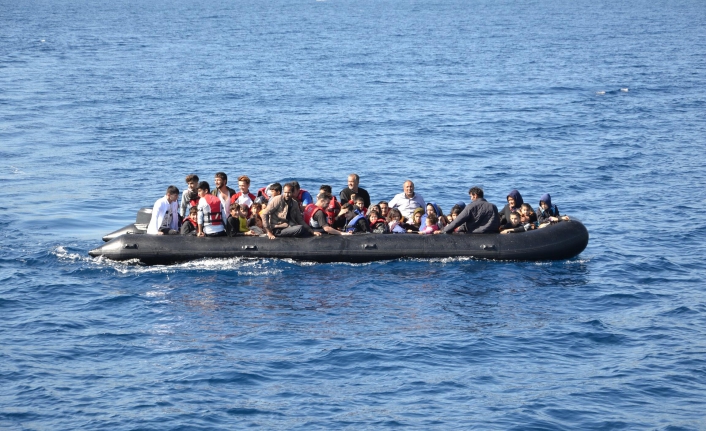 Fransız donanması batma tehlikesi olan göçmen botunu umursamadı