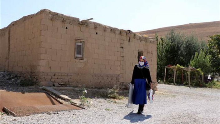 Fedakar öğretmen, elinde tahtasıyla kapı kapı dolaşıp ders anlatıyor