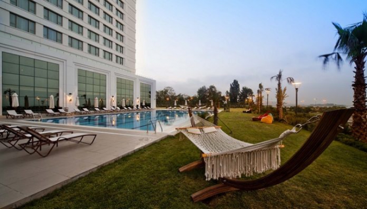 İstanbul’un en iyi açık yüzme havuzlu 10 oteli