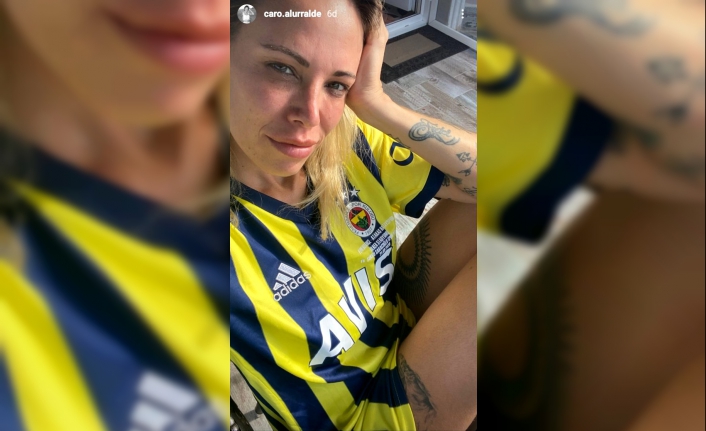 Jose Sosa'nın eşi Carolina Alurralde, Fenerbahçe forması giyerek derbiyi bekliyor