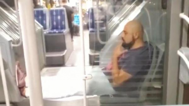 Pes dedirtti! Metrobüste akılalmaz görüntü