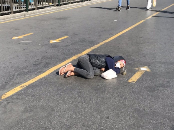 Çocuk dilendirenlere operasyon! 300 bin TL ele geçirildi