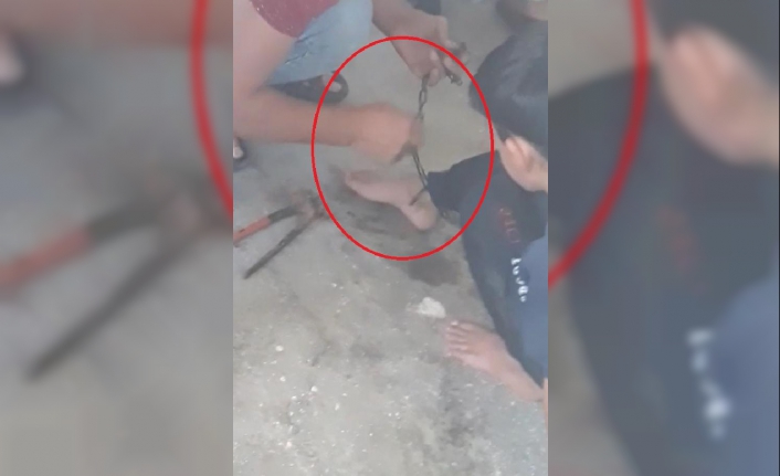 Bu nasıl baba? 11 yaşındaki çocuğunu ayağından zincirledi