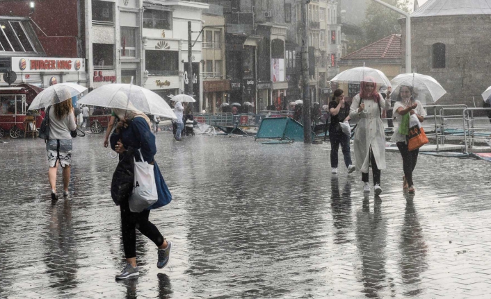 İstanbul'da beklenen yağmur başladı