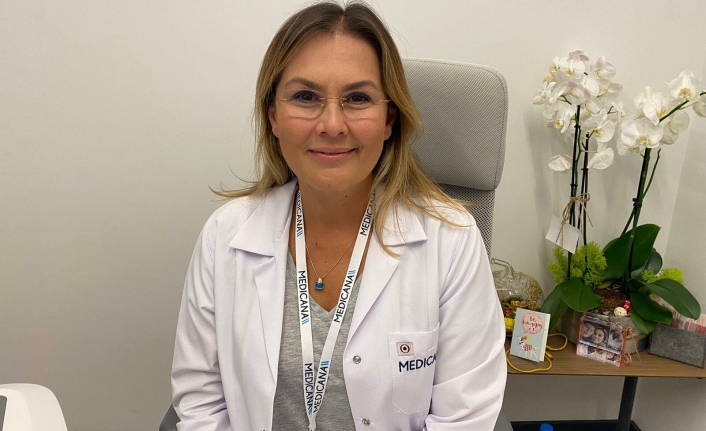 Alkol zehirlenmesinin belirtilerini tek tek sıraladı. Metilin etil alkole çok benzediğini açıklayan Dr. Esra Irmak Üstün