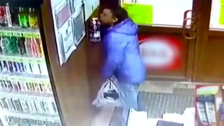 Rusya'da market müşterisi su içer gibi dezenfektan içti
