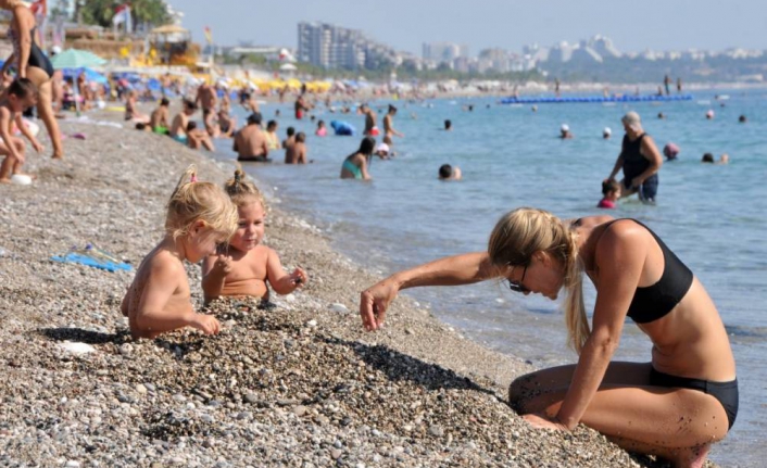 Deniz suyu sıcak olunca Antalya Ekim dinlemiyor…