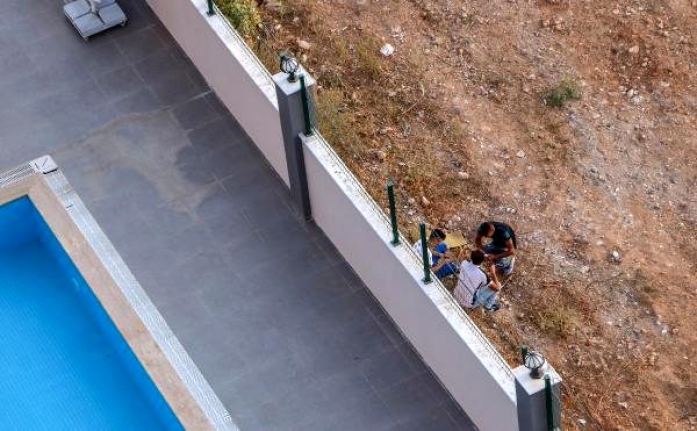 Çocuklara aldırmadan güpe gündüz uyuşturucu kullanıyorlar