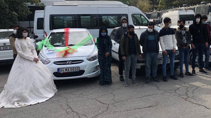Düğün konvoyu gibi süslemişler, böyle yakalandılar…