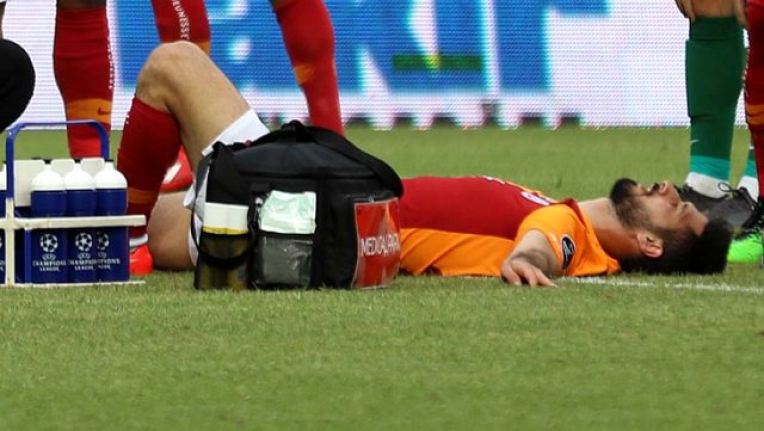 İki kez ayağı kırılan Galatasaraylı Emre Akbaba'nın bacağının son hali üzüntü yarattı