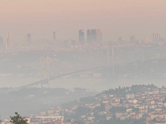 İstanbul güne sisle uyandı, göz gözü görmüyor