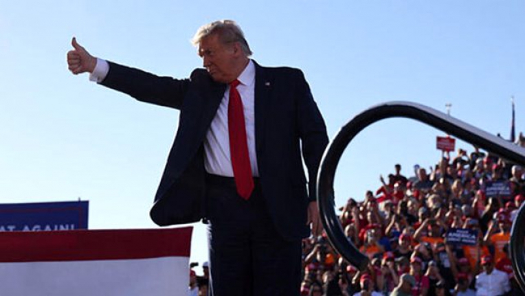 Trump'ın miting alanı üzerinde uçan gizemli uçak panik yarattı
