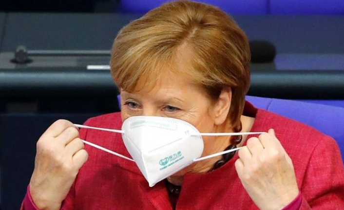 Merkel’in kullandığı maske sahte çıktı!