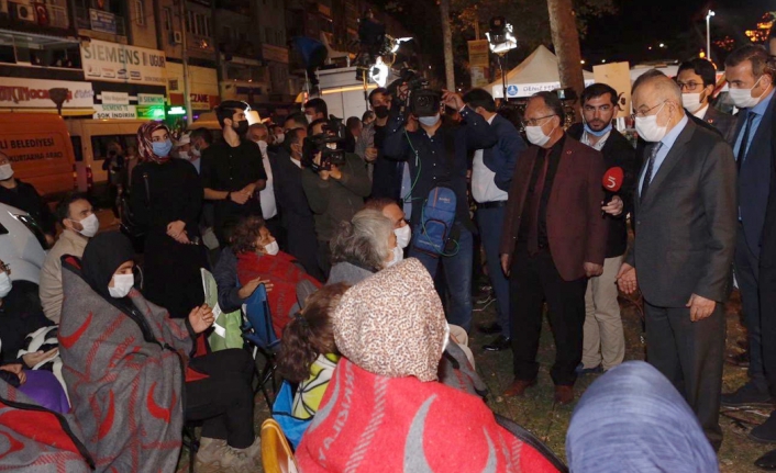 Saadet Partisi Genel Başkanı Karamollaoğlu İzmir'de afet bölgesinde
