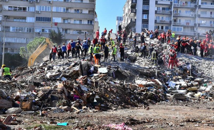 İzmir depremi nedeniyle hayatını kaybedenlerin sayısı 92'ye çıktı