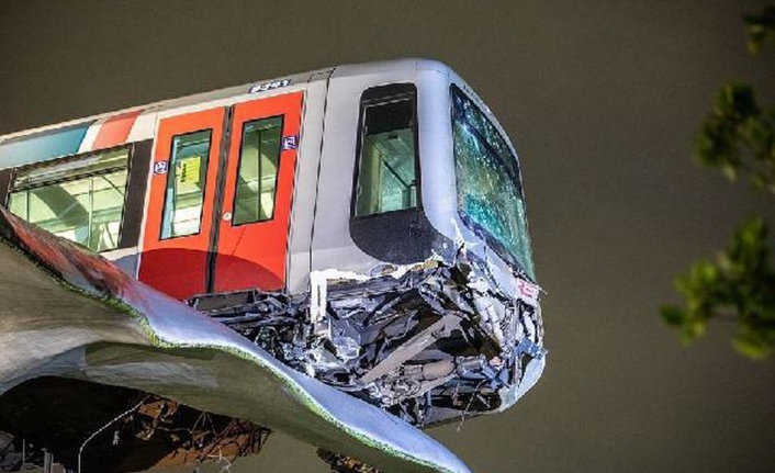 Yürekleri ağıza getiren tren kazası! 7,5 metre havada asılı kaldı