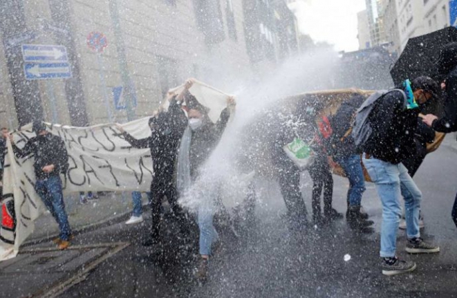 Almanya’da koronavirüs önlemleri protestosu