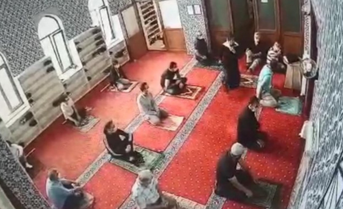 Camiyi yaptıran kadın erkeklerin arasında namaz kılmak isteyince neler oldu