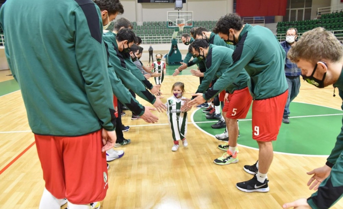 Ayda bebek basketbol sahasında