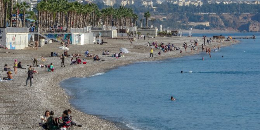 Sokağa çıkma yasağı biter bitmez soluğu ünlü sahilde aldılar