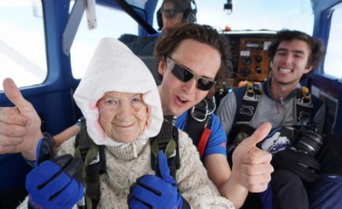 Bu sevda yaş dinlemiyor! 102 yaşında paraşüt rekoru
