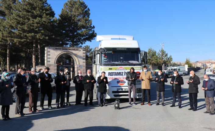 Türkiye’den Suriye’ye yüzlerce yardım tırı yola çıktı