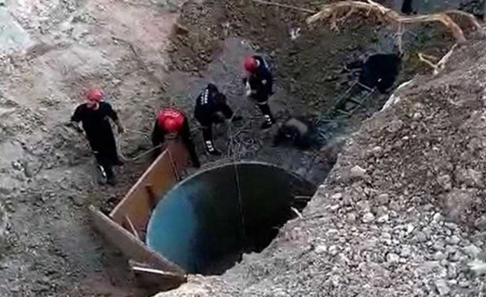 Adana’da kuyu çöktü: Enkazın altında kalanlar var