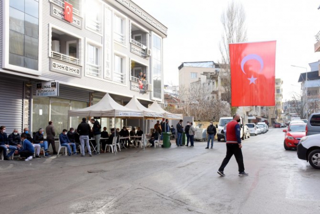 Şehit ateşi İzmir’e düştü! Şehidimizin taziye evi ziyaretçilerin akınına uğradı
