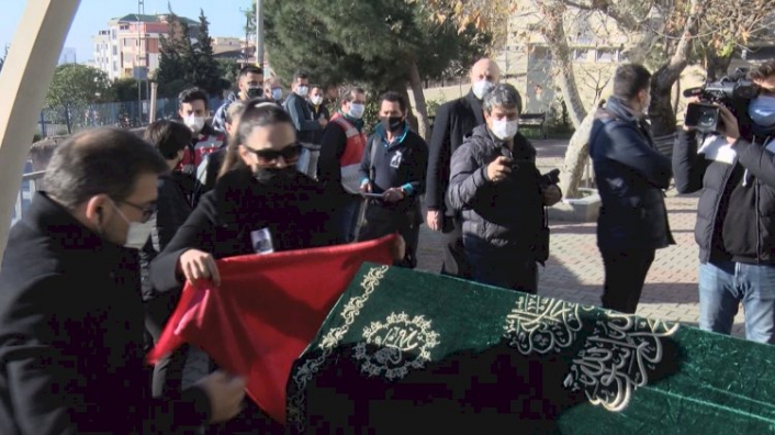 Tabutu başına kırmızı tülbent konuldu