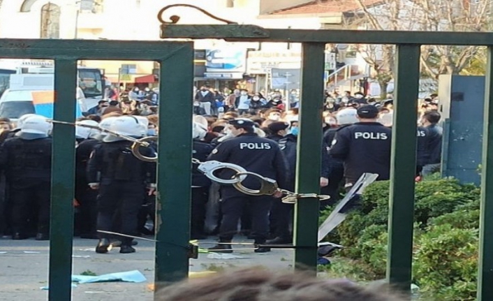 Kelepçelenmiş üniversite görmemek adına Boğaziçi'nde istifa!