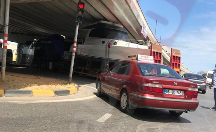 Trabzon'da tekne taşıyan çekici, tünele sıkıştı