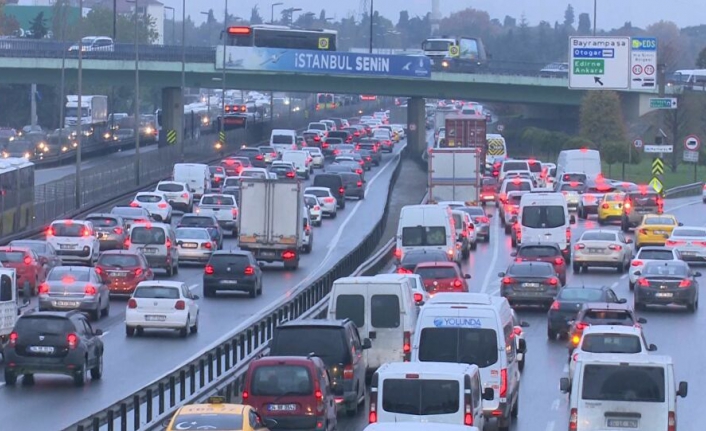 İstanbul'da kısıtlaması öncesi trafik yoğunluğu