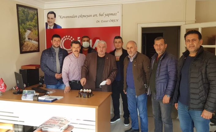 Gazeteciler günü pasta kesilerek kutlandı