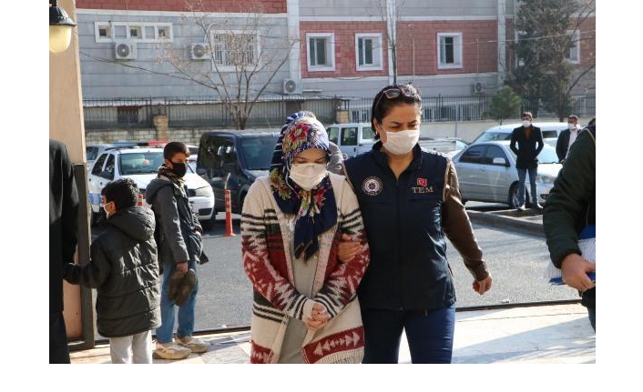 Gardıroptaki gizli bölmede yakalanan FETÖ şüphelisi kadın adliyede