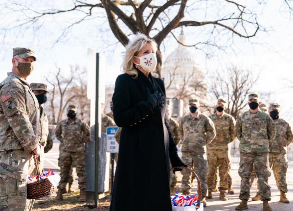 Jill Biden, otoparkta uyumak zorunda kalan askerlere hediye kurabiye getirdi