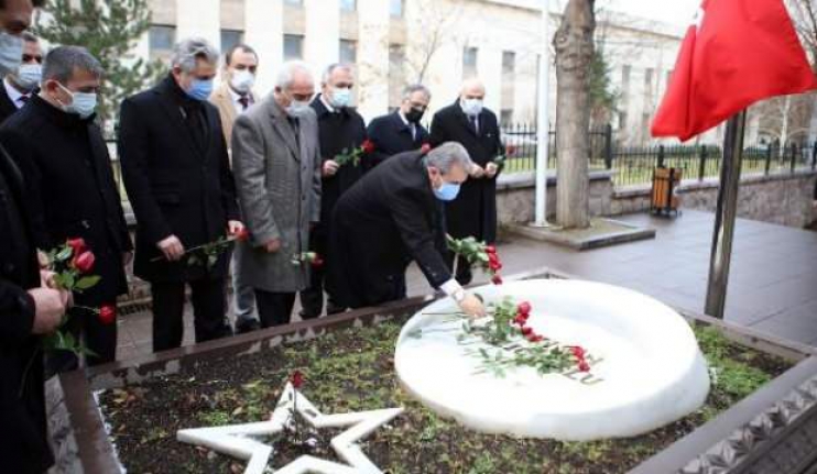 Destici, Muhsin Yazıcıoğlu'nun kabrini ziyaret etti