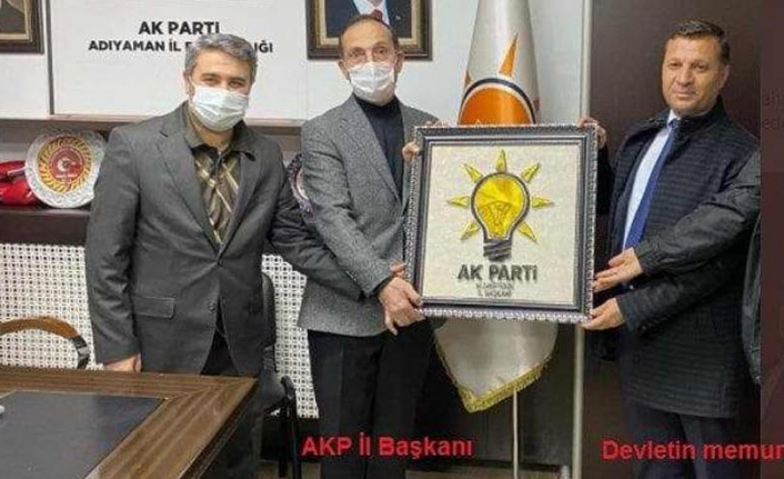 Devletin memurundan, AKP’li başkana AKP logolu hediye