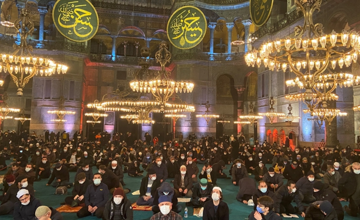 Ayasofya'da ilk Kandil