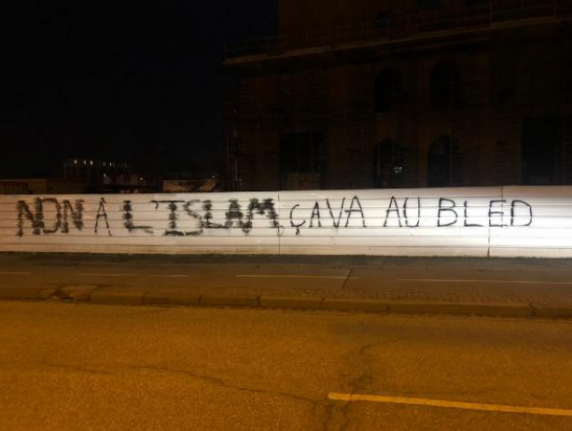 Camiye ırkçı alçak saldırı!