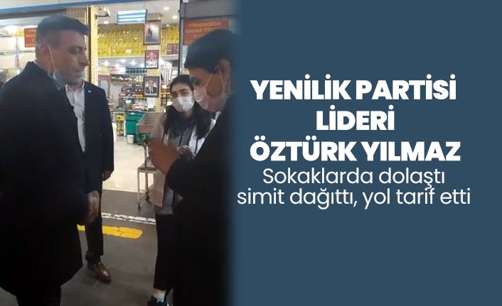 Yenilik Partisi lideri Öztürk Yılmaz Sokaklarda dolaştı simit dağıttı, yol tarif etti